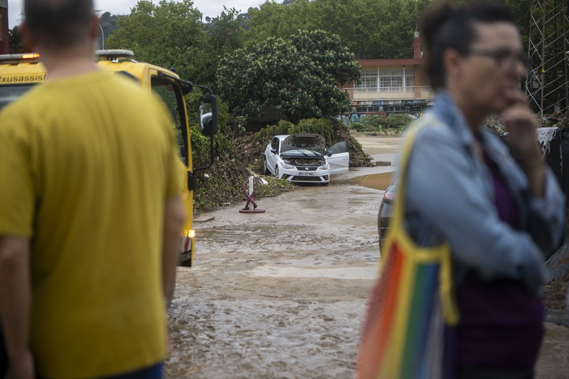 EuropaPress 7820136 vecinos limpian barro acumulado calles casas causa lluvias torrenciales