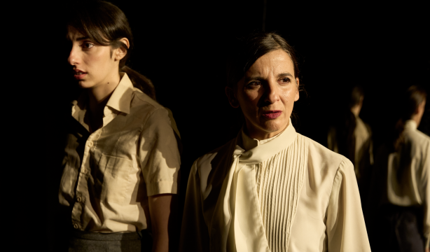 'Duermen bajo las aguas' vuelve al Teatro Español con una mirada a la memoria y la identidad