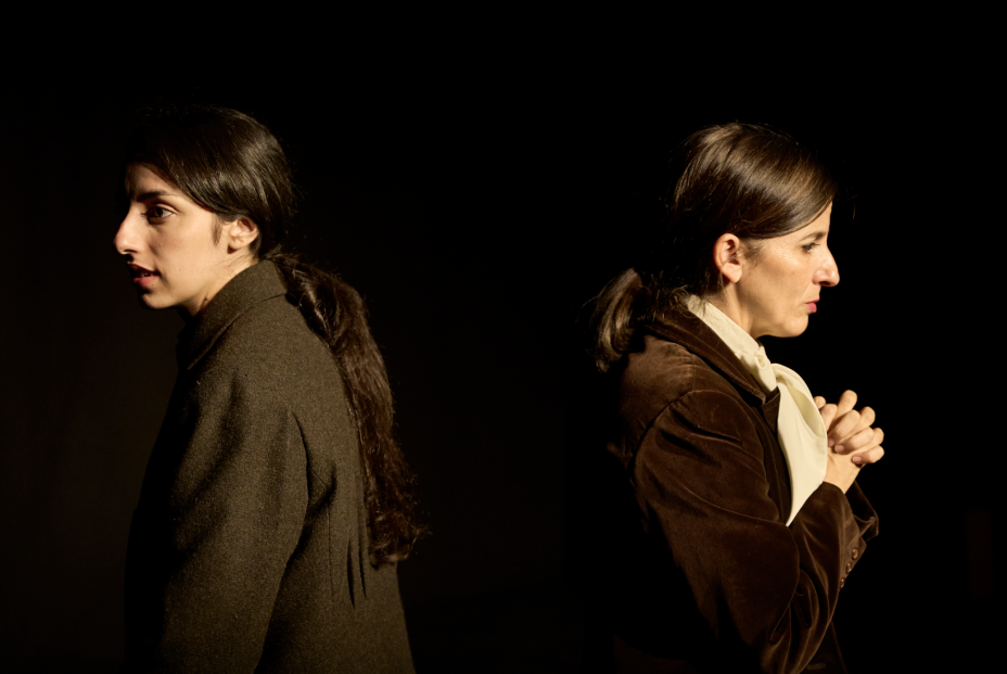 'Duermen bajo las aguas' vuelve al Teatro Español con una mirada a la memoria y la identidad 'Duermen bajo las aguas' vuelve al Teatro Español con una mirada a la memoria y la identidad