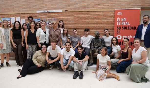 La escultura 'El anciano anónimo' recorre la universidad para concienciar sobre la soledad