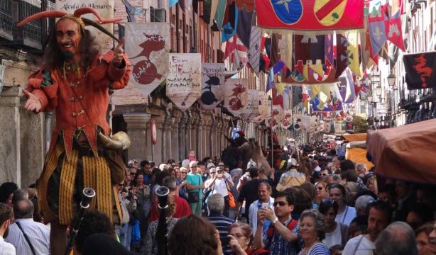 El Mercado Cervantino devuelve Alcalá de Henares al Siglo de Oro con 400 puestos, teatro y música
