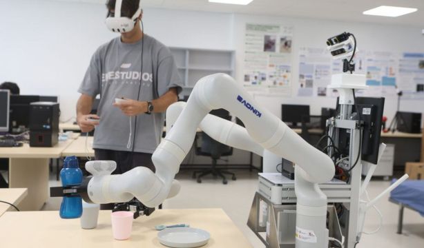 Así es el robot diseñado en España que cuida de las personas mayores y les ayuda a mover objetos