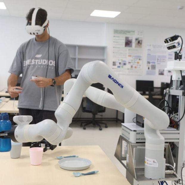 Así es el robot diseñado en España que cuida de las personas mayores y les ayuda a mover objetos