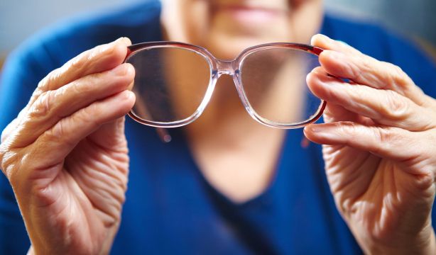 La pobreza visual golpea a los mayores: uno de cada cinco no puede pagarse gafas para ver mejor