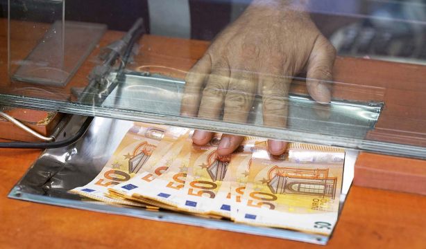La banca endurece las condiciones de las comisiones, que golpean de lleno a los mayores. Foto: bigstock