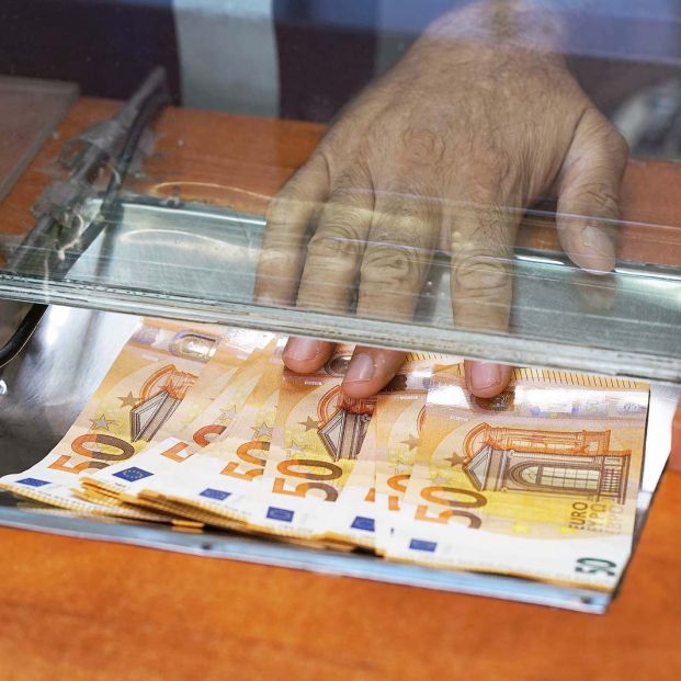 La banca endurece las condiciones de las comisiones, que golpean de lleno a los mayores. Foto: bigstock