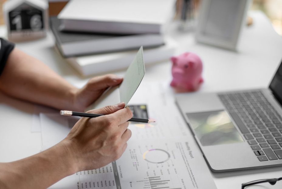 La banca endurece las condiciones de las comisiones, que golpean de lleno a los mayores. Foto: bigstock
