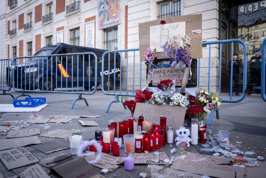 EuropaPress 7828180 flores velas homenaje maricarmen abascal acampada vivienda puerta sol