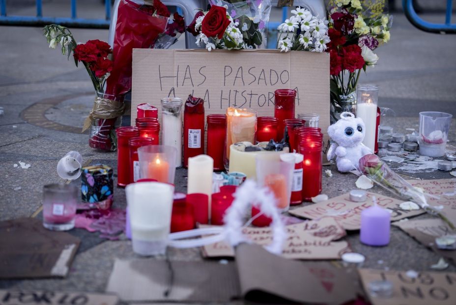 EuropaPress 7828179 flores velas homenaje maricarmen abascal acampada vivienda puerta sol (2)