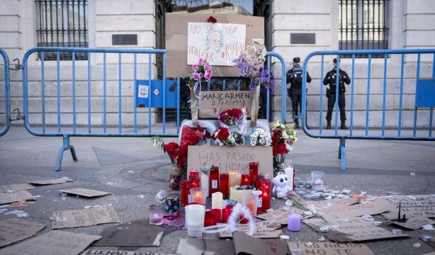 El homenaje a Maricarmen continúa en Sol: "Gracias por hacernos despertar"