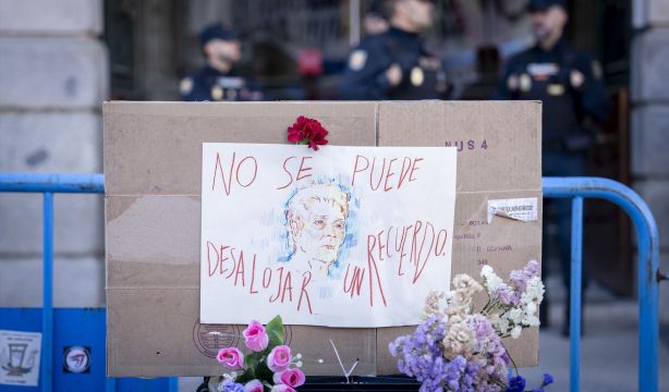 El homenaje a Maricarmen continúa en Sol: "Gracias por hacernos despertar"