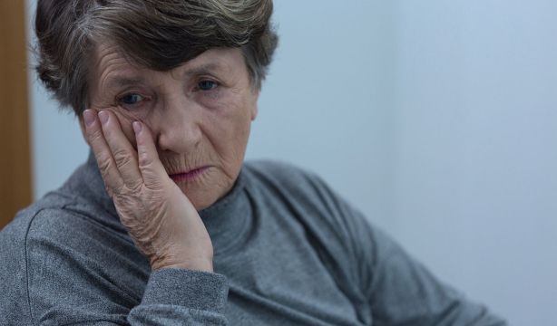 Las dramáticas consecuencias de cuidar en soledad para la salud mental de la mujer sénior