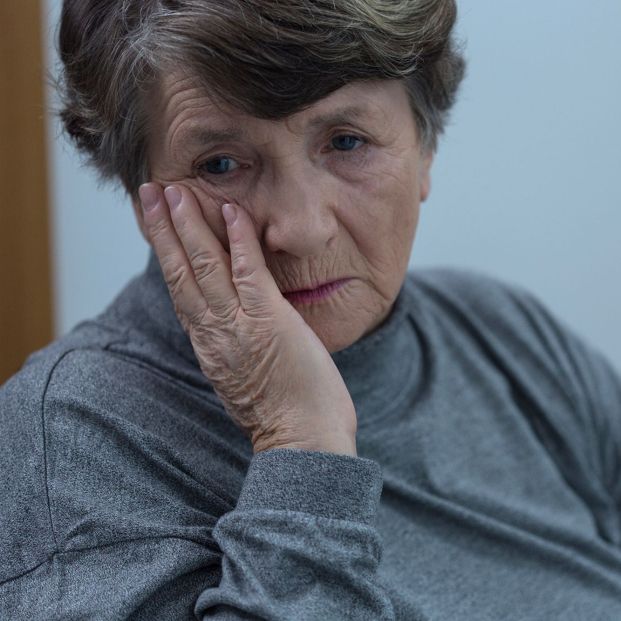 Las dramáticas consecuencias para la salud mental de la mujer sénior de cuidar en soledad