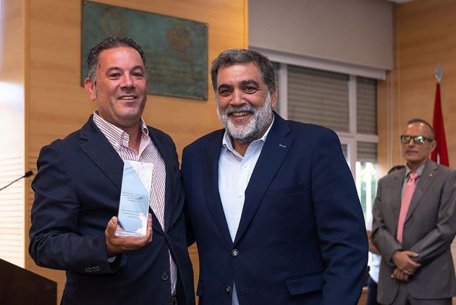 P.- Supongo que esta iniciativa para los pequeños productores es muy importante. No es solo la venta que puedan hacer, sino por el escaparate que supone, ¿es así?R.- Exactamente, así es. En esos dos puntos radica la importancia de este mercado. Principalmente es por la venta que se produce ese día, porque de verdad que viene mucha gente y las ventas sin muy importantes, y con ese añadido de que no hay intermediarios. Pero, en efecto, también es muy importante el darse a conocer  y establecer una relación con los consumidores, que conozcan al productor, que conozcan lo que hace y que todo eso está aquí, en la Comunidad de Madrid. De manera que sí, más allá de lo que se vende, es también muy importante la relación que se establece con el consumidor final, y que son relaciones que en muchos casos perduran en el tiempo.P.- Este día de mercado, ¿logra que luego los consumidores busquen esos productos?R.- Si, sí, exactamente. Personas que vienen todos los sábados del Día de Mercado, pero también hay muchos casos de consumidores que buscan esos productos, o bien manteniendo contacto con los productores, o en otras ferias y mercadillos.P.- Para ti, en lo personal, ¿de todos los productos que hay este Día de Mercado cuales son las joyas de la corona? ¿Cuáles son tus preferidos?R.- Hay muchos y todos buenos, es difícil elegir. Quizá me quedaría con el vino, el aceite y las carnes.