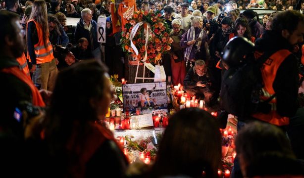 EuropaPress 7830218 decenas personas dejan flores velas manifestacion siempre maricarmen