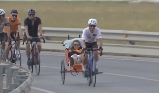 Una mujer de 102 años acompaña a su nieto en un medio Ironman