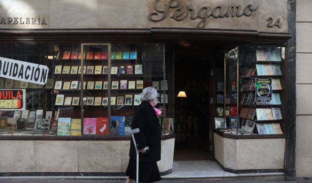 La librería Pérgamo, una de las más antiguas de Madrid, dice adiós por la "presión inmobiliaria" La librería Pérgamo, una de las más antiguas de Madrid, dice adiós por la "presión inmobiliaria"