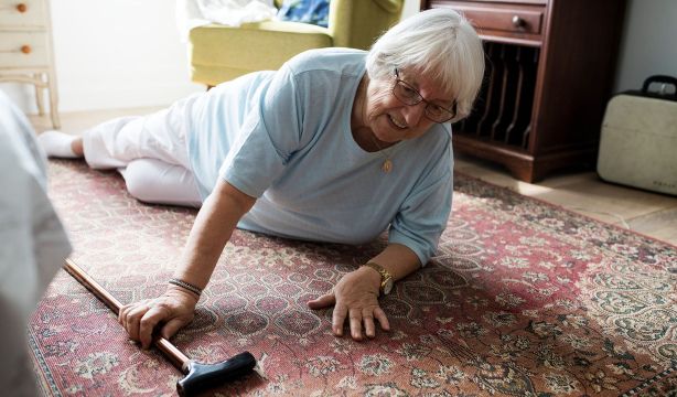 La tensión oculta que dispara un 70% las caídas graves en mayores de 78 años