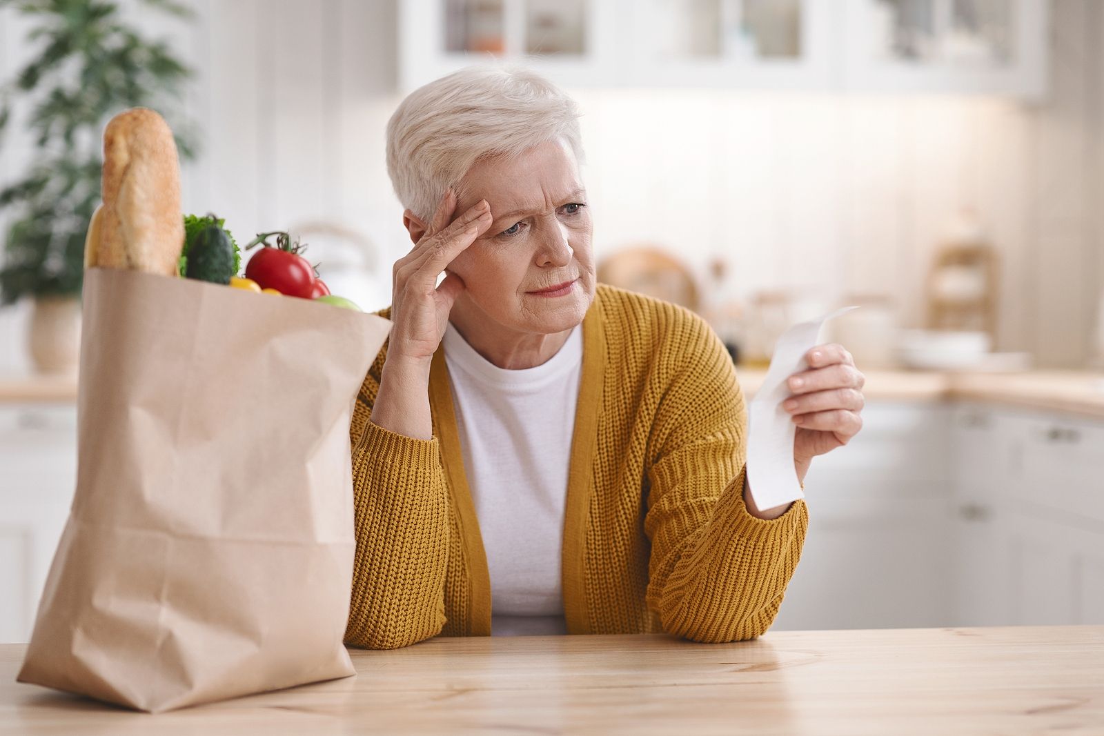Jubilados cada vez más pobres por la inflación, mientras los partidos se pelean por las pensiones Jubilados cada vez más pobres por la inflación, mientras los partidos se pelean por las pensiones