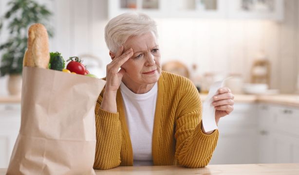 Jubilados cada vez más pobres por la inflación, mientras los partidos se pelean por las pensiones