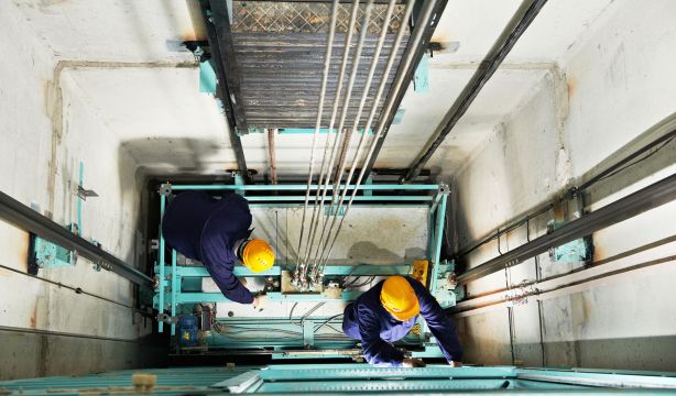 Los mayores de 70 años pueden obligar a su comunidad a instalar un ascensor (BigStock)