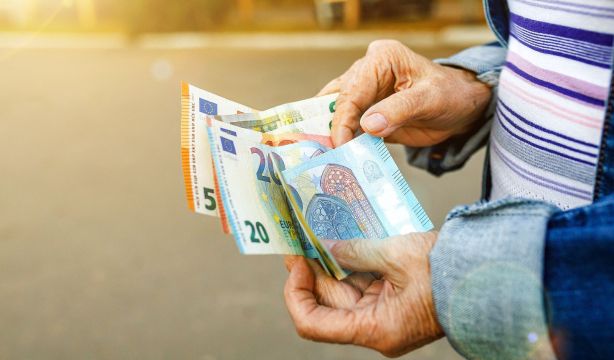 Los mayores, sobre las comisiones bancarias: “En lugar de premiar nuestra fidelidad, nos crujen”. Foto: bigstock