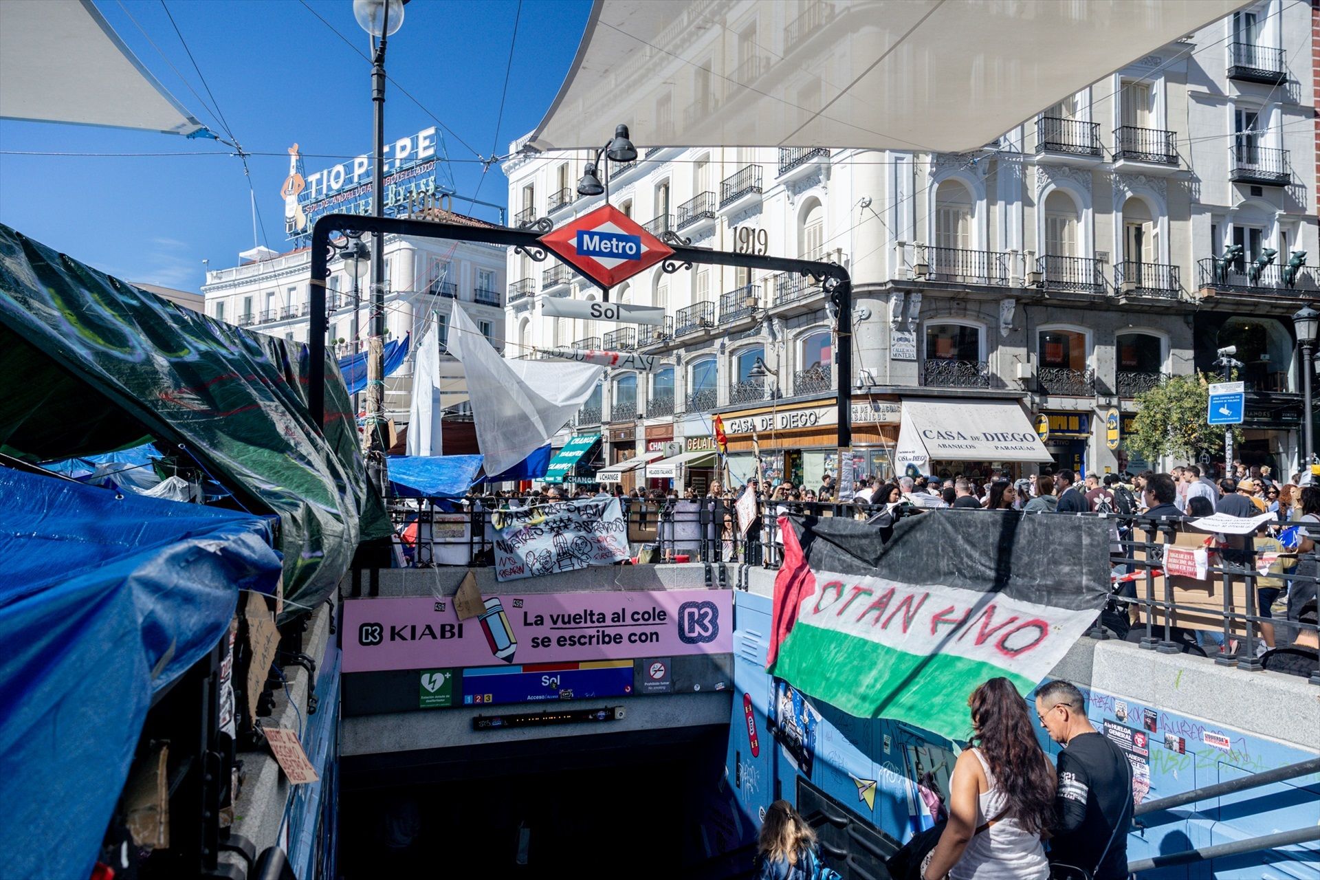 Ayuso ordena el cierre de la estación de Metro de Sol: "Hay condiciones de insalubridad" Ayuso ordena el cierre de la estación de Metro de Sol: "Hay condiciones de insalubridad"