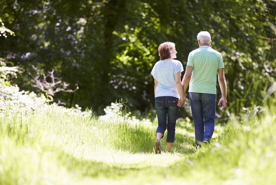 Caminar despacio es una de las mejores formas de mantenerse activo para los mayores (BigStock)