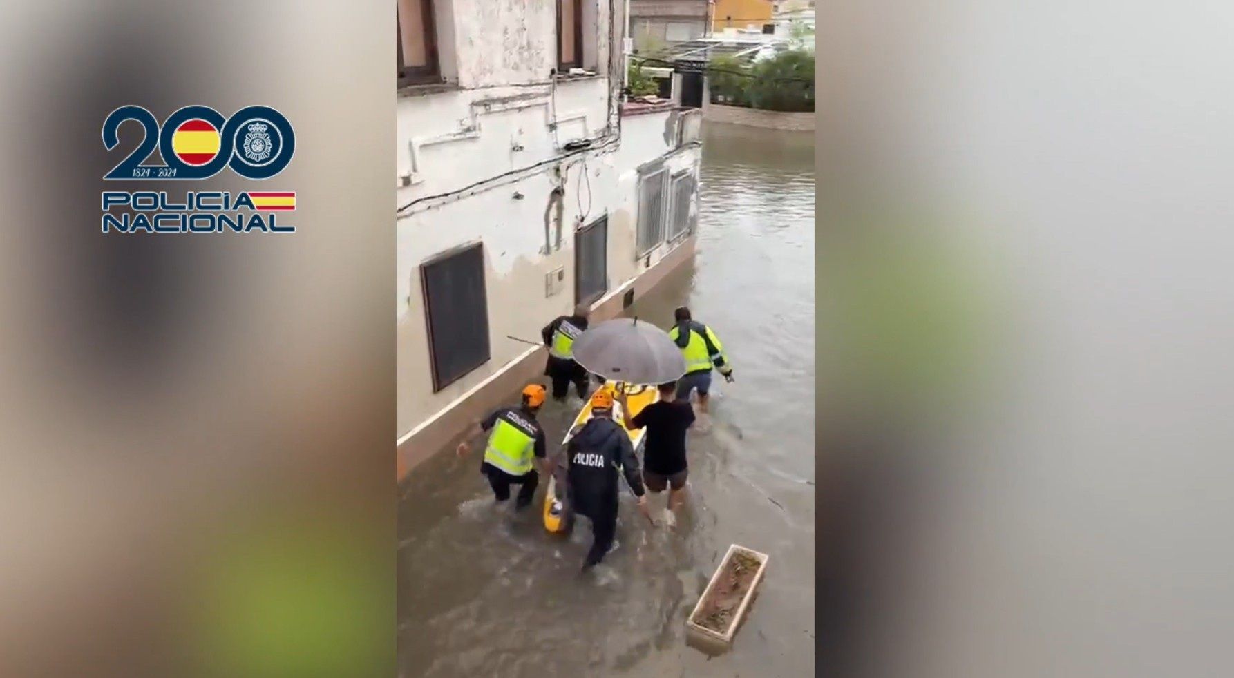 Rescate agónico en Gandía a una mujer de 93 años: la policía tuvo que usar una tabla de pádel surf Rescate agónico en Gandía a una mujer de 93 años: la policía tuvo que usar una tabla de pádel surf