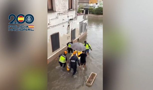 Rescate agónico en Gandía a una mujer de 93 años: la policía tuvo que usar una tabla de pádel surf