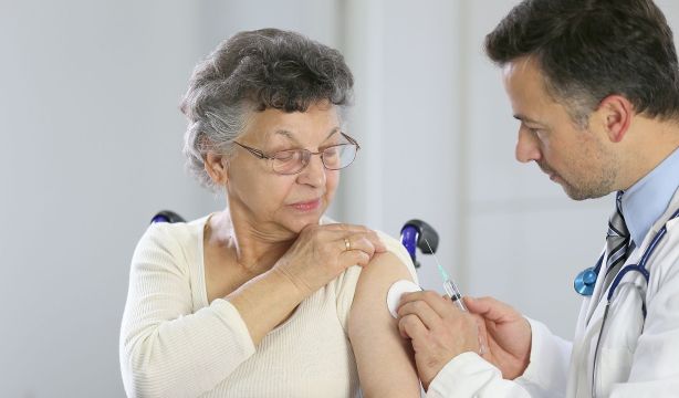 Recomiendan a las personas con diabetes vacunarse frente a gripe, Covid y neumococo (Fuente: BigStock)