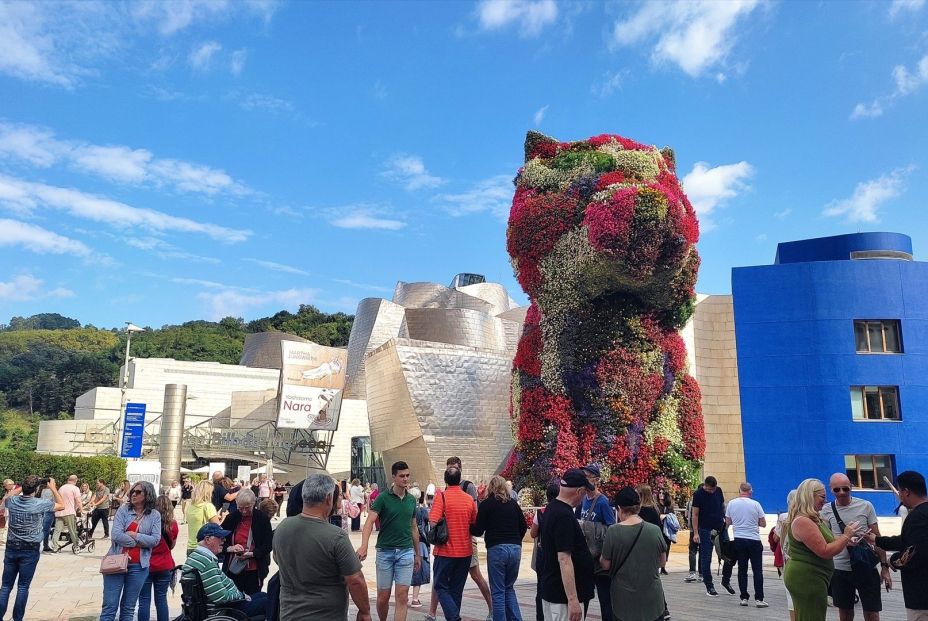 EuropaPress 6336095 turistas junto museo guggenheim bilbao EuropaPress 6336095 turistas junto museo guggenheim bilbao