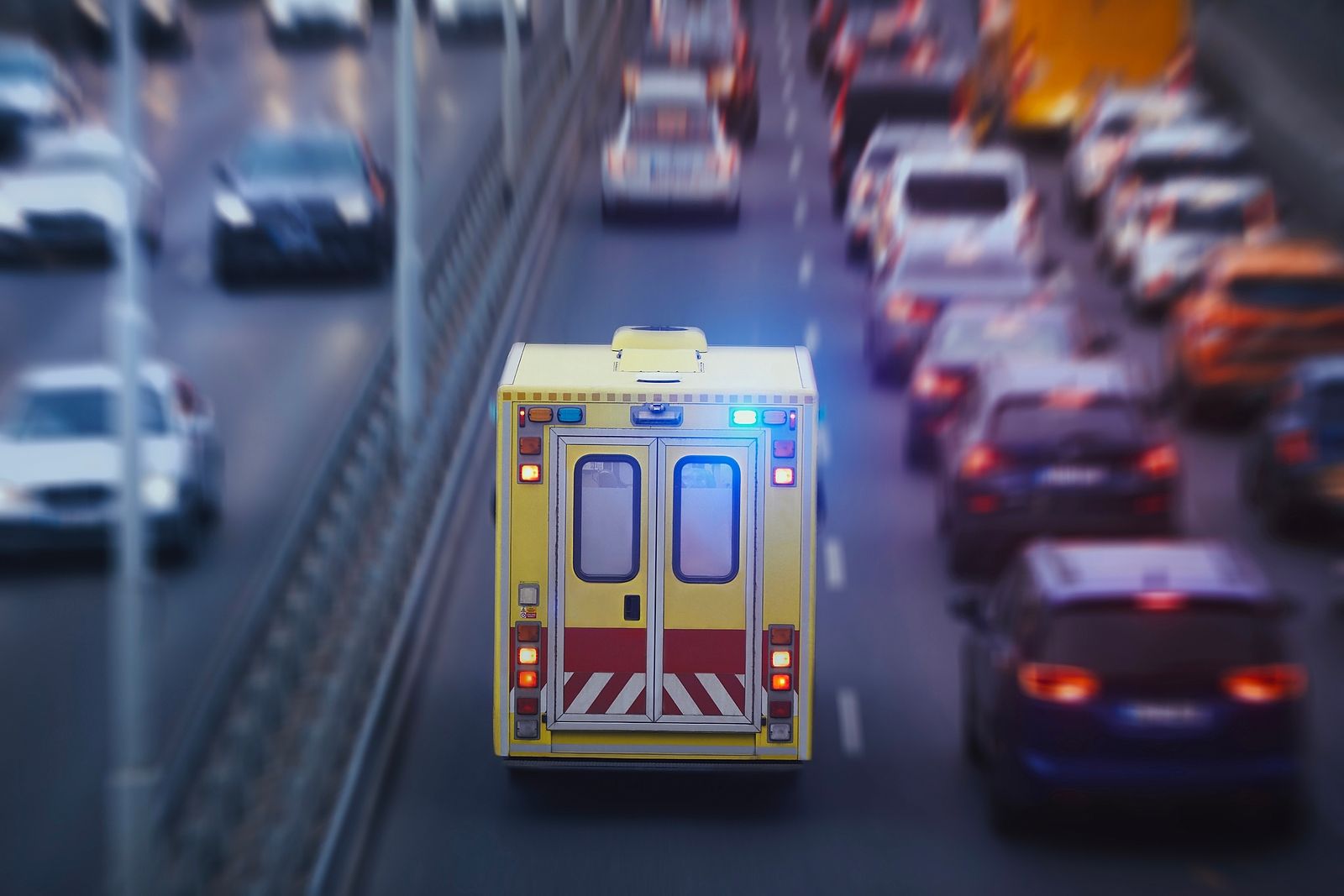 La DGT recuerda cómo formar el carril de emergencia para que pasen ambulancias o bomberos