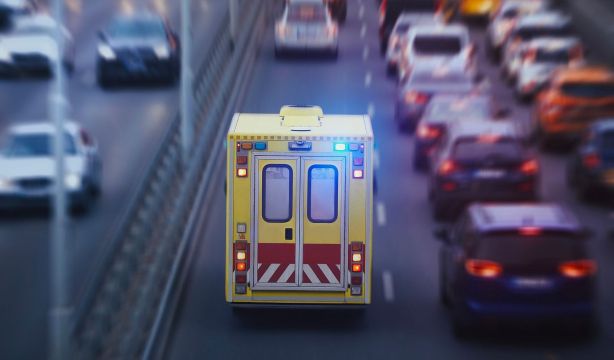 La DGT recuerda cómo formar el carril de emergencia para que pasen ambulancias o bomberos