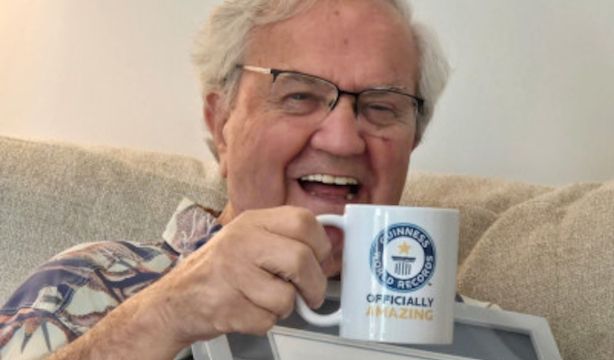 Se convierte en abuelo por primera vez a los 92 años y consigue el récord Guinness
