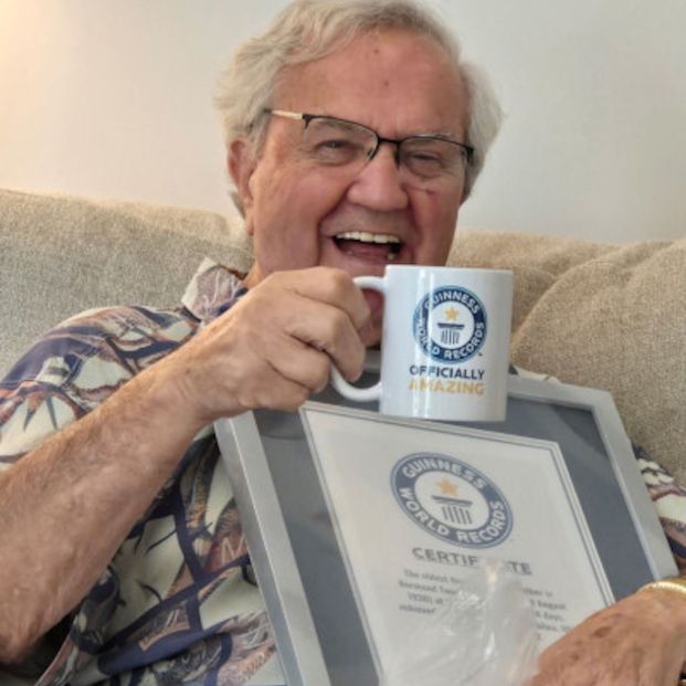 Se convierte en abuelo por primera vez a los 92 años y consigue el récord Guinness