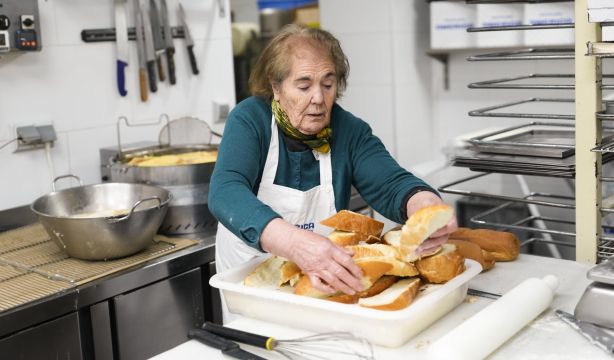 Madrid renueva su programa 'Cuídame' para que los mayores puedan seguir viviendo en sus pueblos
