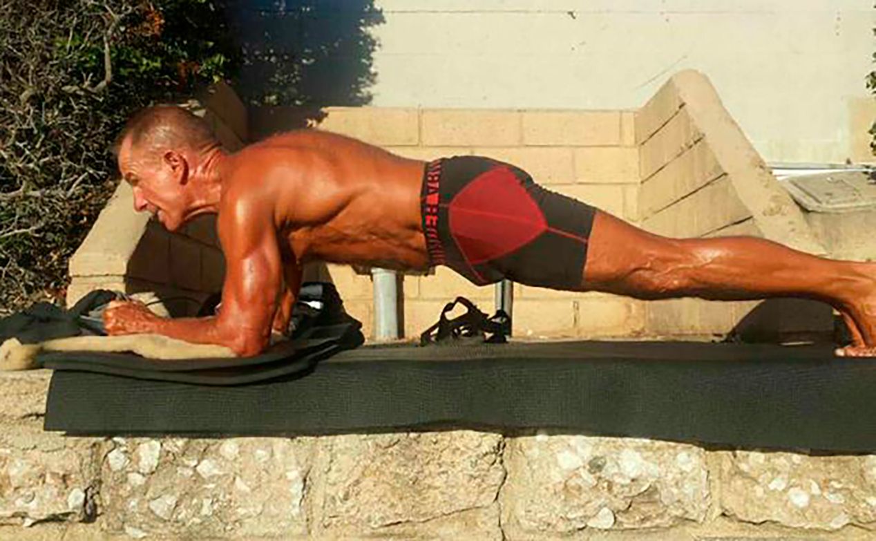 A los 62 años bate el Récord Guinness de plancha abdominal tras más de ocho horas sin descansar