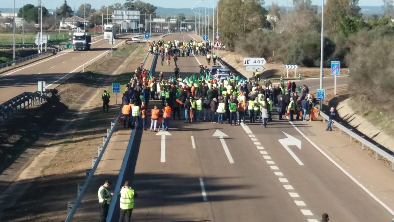 Los agricultores extremeños cortan 12 carreteras para protestar por los bajos precios