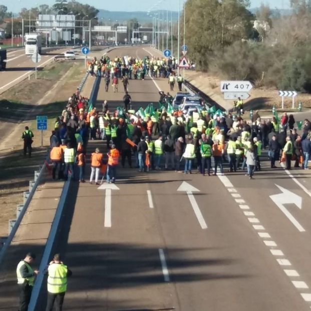 Los agricultores extremeños cortan 12 carreteras para protestar por los bajos precios