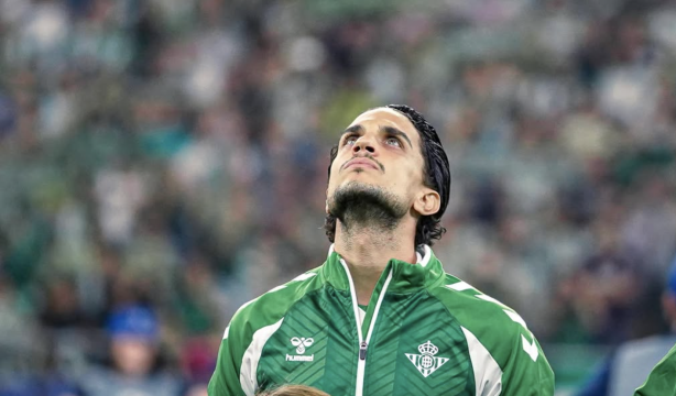 Marc Bartra emociona con su homenaje a su abuelo tras la victoria del Betis en Champions