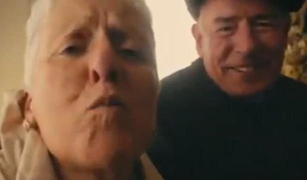 Irlanda retira una polémica campaña que pide consentimiento de nietos a los abrazos de sus abuelos