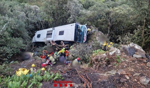 Un autobús de pasajeros cae por un terraplén en Barcelona: hay 80 heridos, cuatro graves