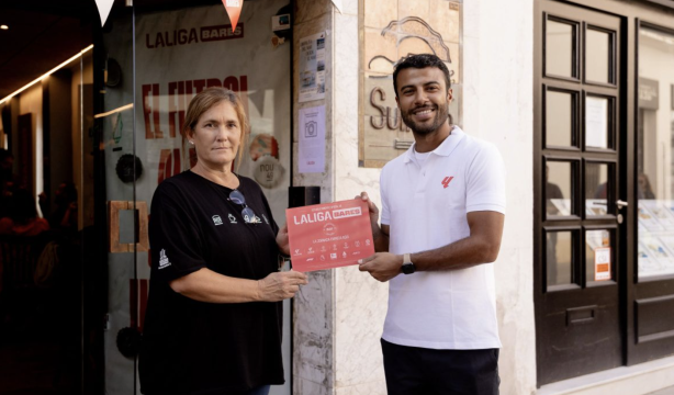 LALIGA BARES lleva la emoción de ELCLÁSICO a Sant Pol de Mar con la visita de Rafinha Alcántara