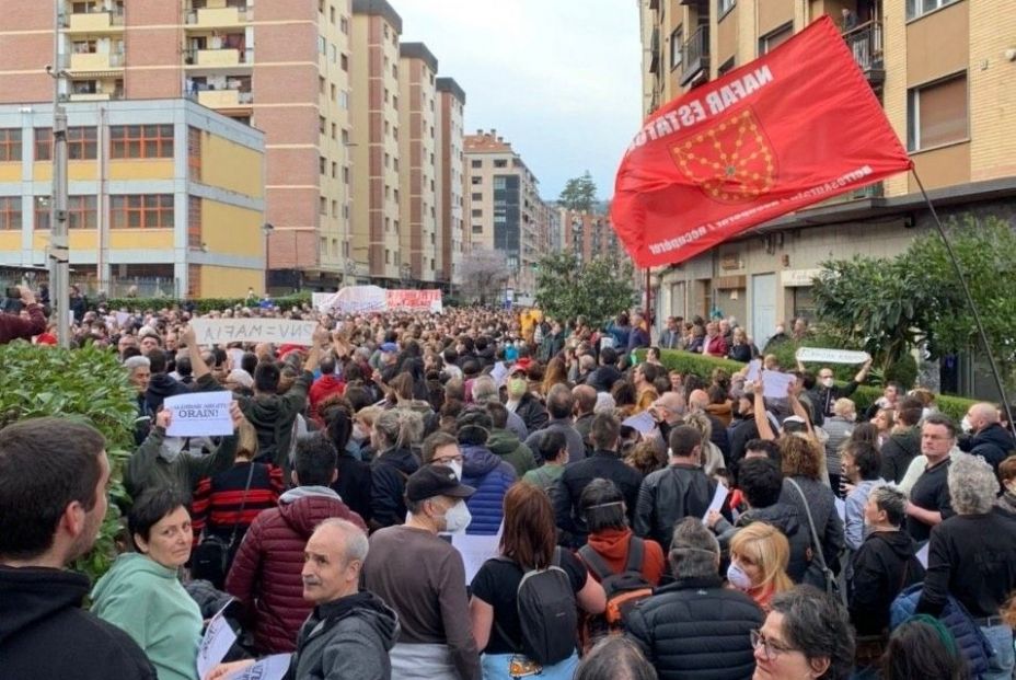  Miles de personas denuncian la gestión de las administraciones en el derrumbe de Zaldibar y reclaman dimisiones