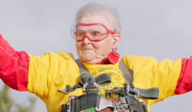 Se convierte en la mujer de mayor edad en volar sobre las alas de un avión con 99 años (Redes Sociales: Guinness World Records)