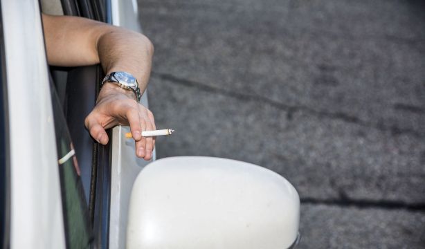 La DGT aclara si es legal conducir mientras estás fumando