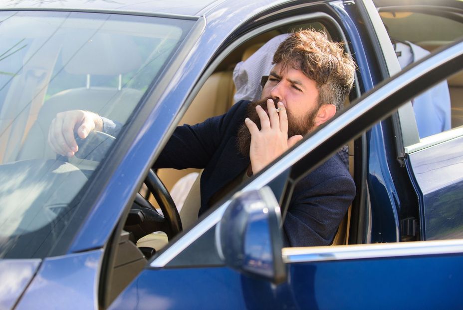 La DGT aclara si es legal conducir mientras estás fumando