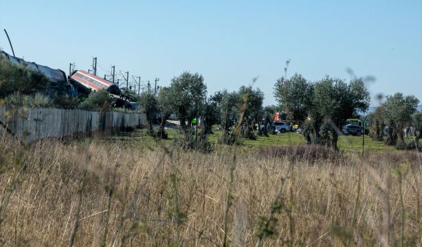  En el lugar están trabajando bomberos de los parques de Alcázar de San Juan y Orgaz, Protección Civil de varios pueblos de los alrededores, tres helicópteros sanitarios y dos UVI.