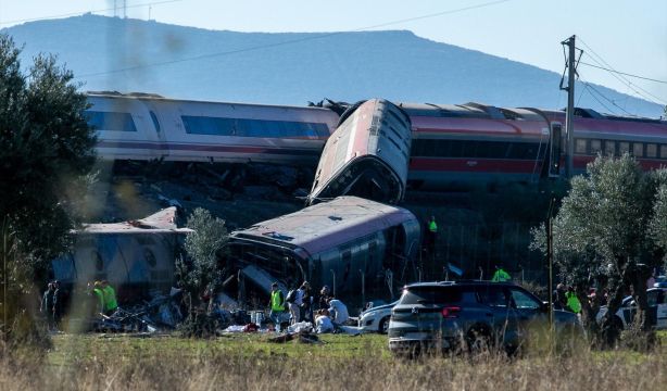 Los primeros indicios apuntan a que el AVE podría haber alcanzado al Iryo, por la parte trasera, lo que ha causado el descarrilamiento, según han indicado a Europa Press fuentes del Ministerio de Transportes.